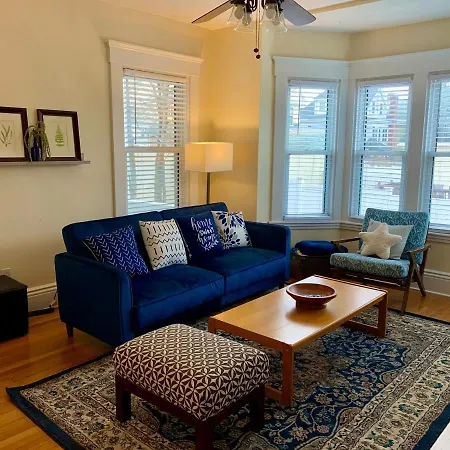 Bright 2 Bedroom Pets Welcome, Steps To Lake, Restaurants And Train